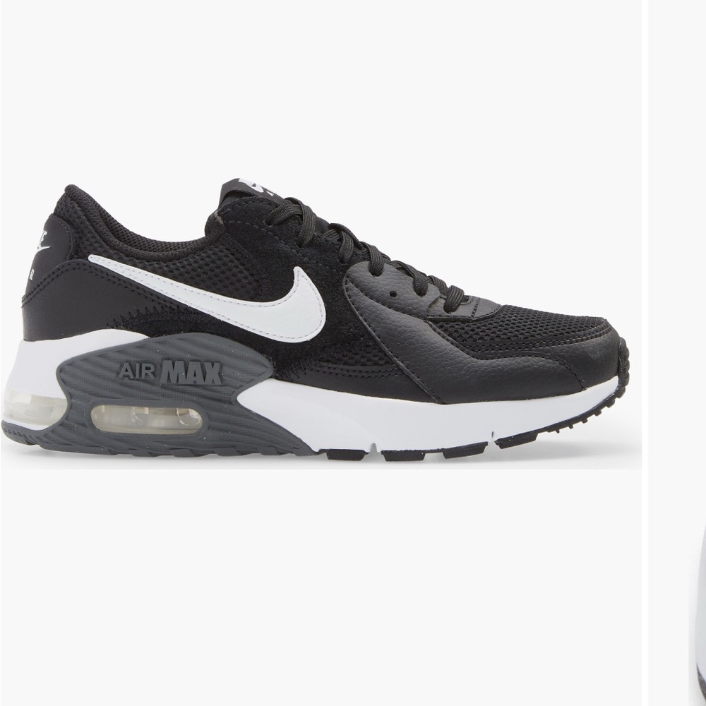 Nike Air Max women’s Sneakers in Black and White